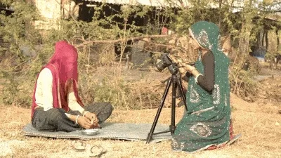 कैमरा पर एक अन्य महिला को फ़िल्माती एक महिला_ वीडियो फिल्म