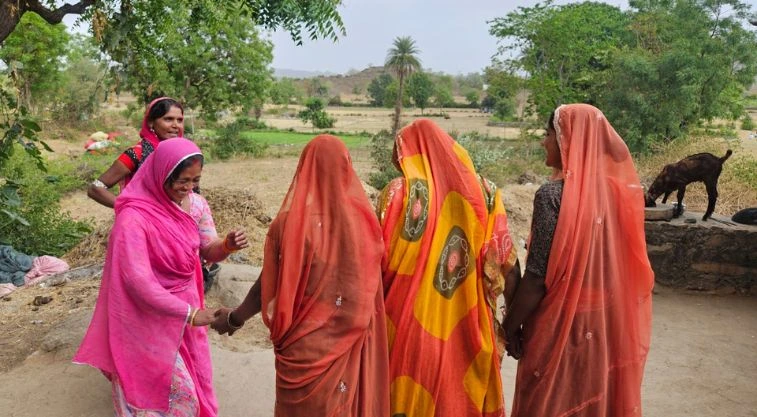 महिलाओं का एक समूह हँसी-ठिठोली करते हुए_वीबी-जी राम जी

